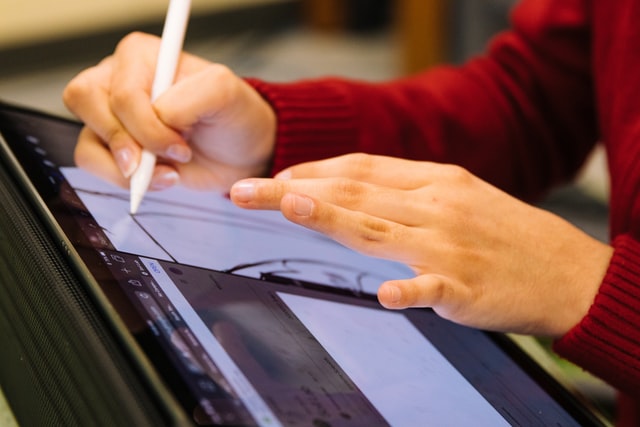 Person doing a technical drawing on a digital board